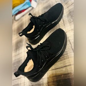 PUMA Women’s size 9 Sneakers